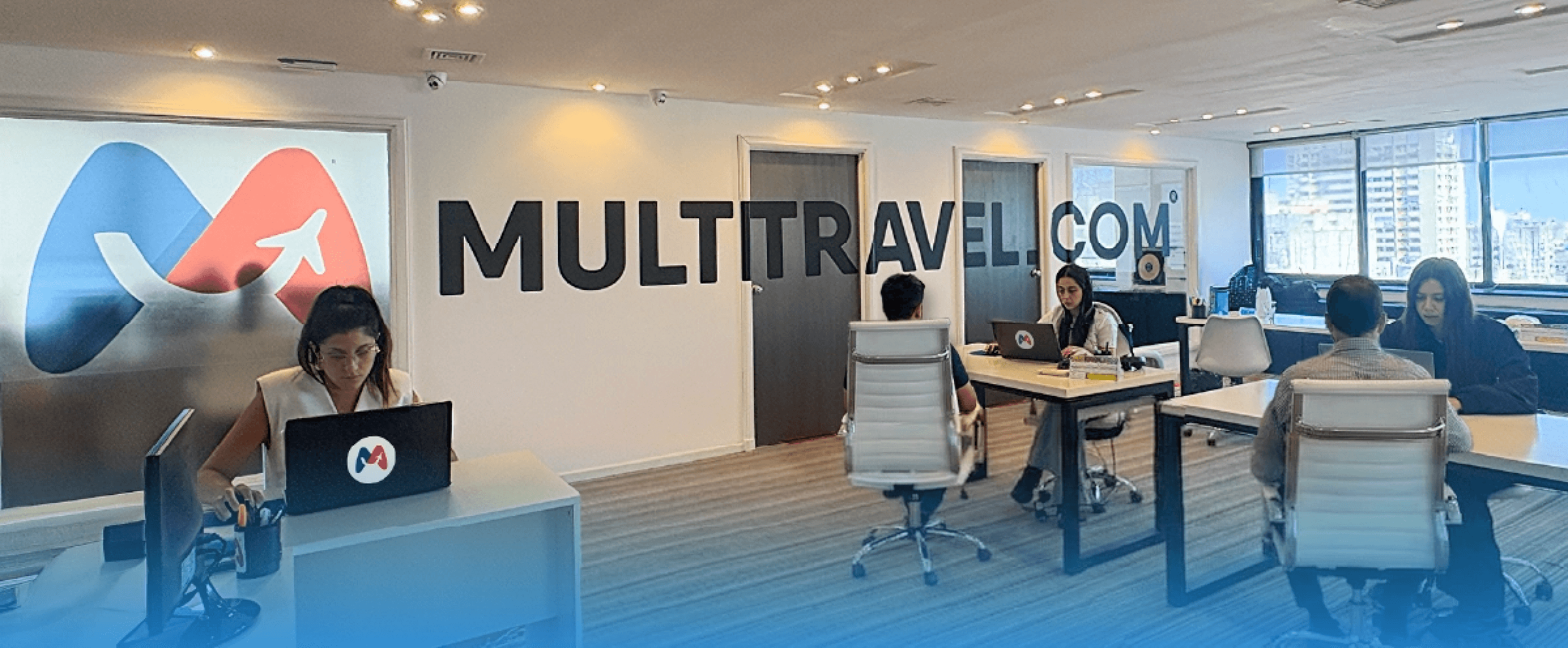 Equipo Multitravel en la oficina